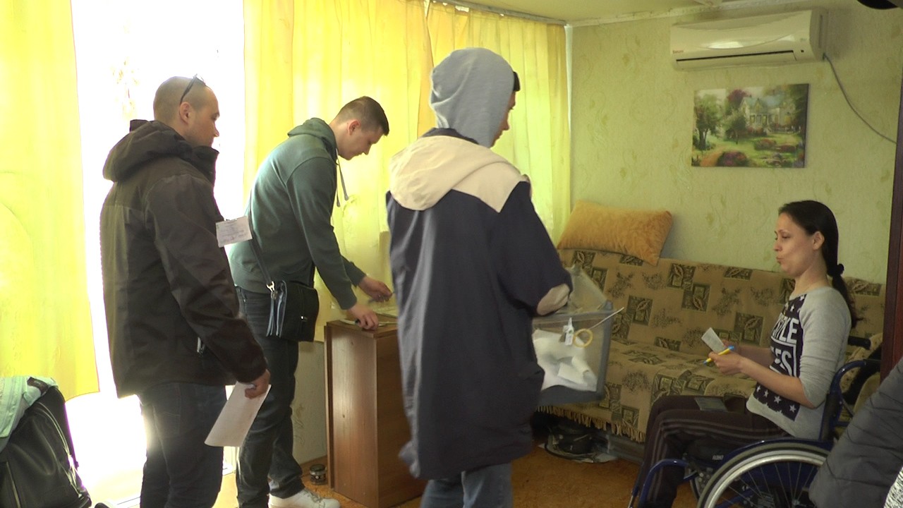 У Миколаєві люди з інвалідністю голосують вдома