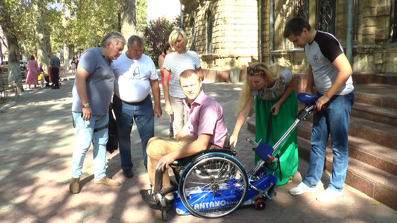 У Миколаєві презентували сходовий підйомник для людей з інвалідністю